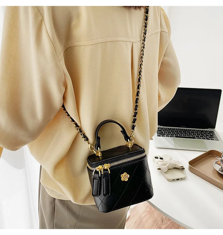 Small Shoulder Bucket Mini Bag Crossbody with Metal Chain – Trendy and Versatile Handbag